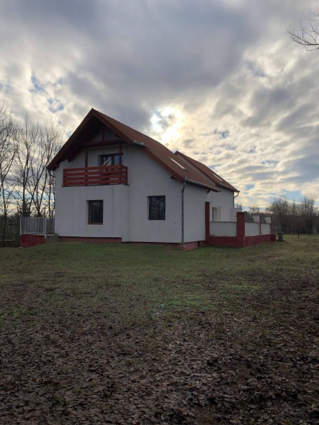 Csal�di h�z elad� Ny�regyh�zas�st�hegyen