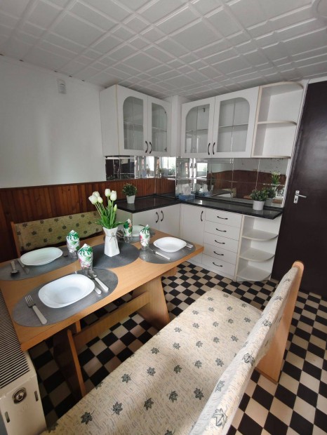 Csal�di h�z elad� Sz�kesfeh�rv�r hat�r�n, Emmar�z�n