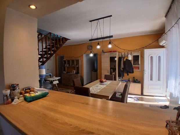 Csal�di h�z elad� Vajszl�n!