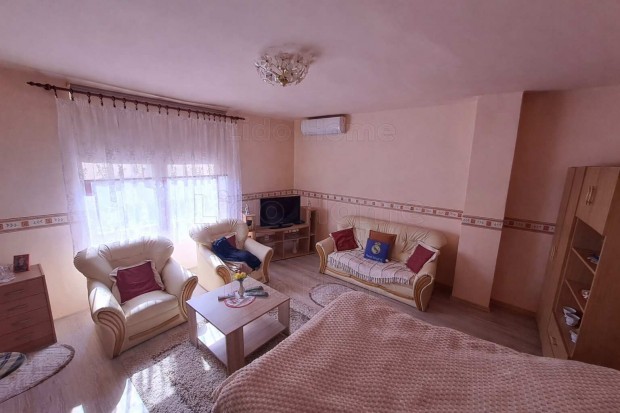 Csal�di h�z elad� V�s�n  80 m, pince, j� elhelyezked�ssel