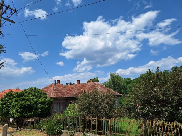 Csal�di h�z elad� + ingyen hozz� 1020 m2 telek (Zalaegerszeg)K�v�s