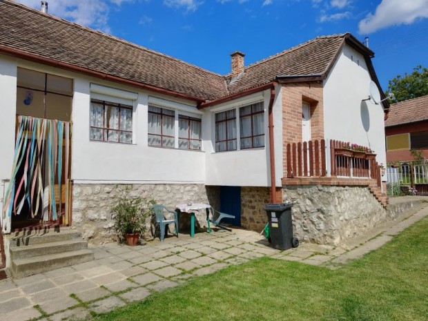 Csal�di h�z elad� a K�k�nyben.