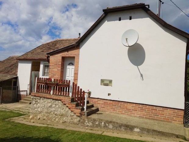 Csal�di h�z elad� a K�k�nyben.