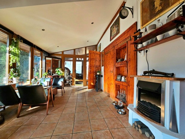 Csal�di h�z elad� ak�r t�bbgener�ci�nak vagy v�llalkoz�s sz�m�ra