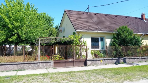 Családi ház eladó külön lakrésszel és 120 nm területű raktár