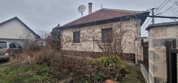 Csal�di h�z elad� nagy telekkel elad� Cegl�den!