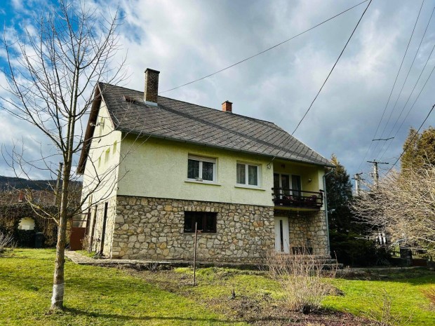 Csal�di h�z elad� patak mellett