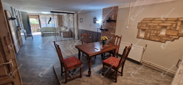 Csal�di h�z �s vend�gl�t� egys�g Als�zsolca f� �tj�n gar�zzsal elad�