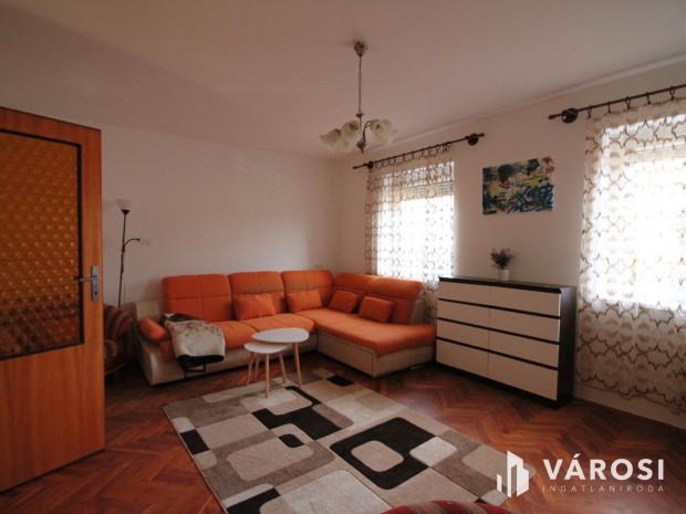 Csal�di h�z gondos b�rl�t keres