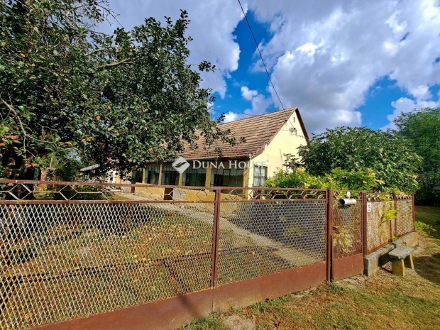 Csal�di h�z gy�ny�r� panor�m�val �s gazd�lkod�sra alkalmas ter�lettel