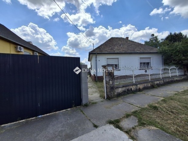 Csal�di h�z nagy telekkel T�pi�szecs�n