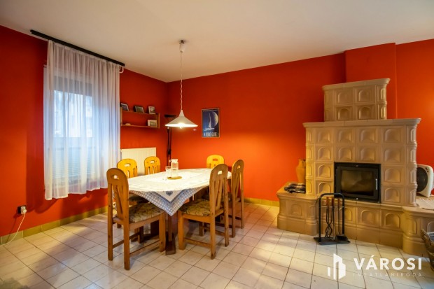 Csal�di h�z nagycsal�dnak, ingatlanfejleszt�knek