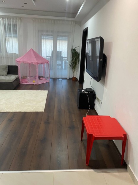 Családi ház nyugodt csöndes utcában