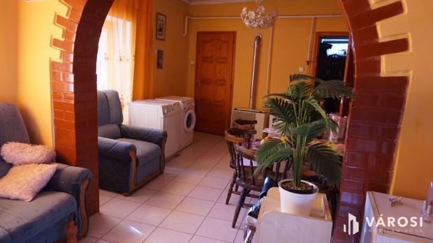 Csal�di h�z remek helyen