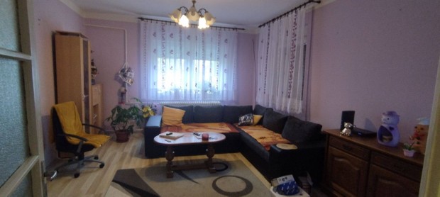 Csal�di h�z s�rg�sen elad�!