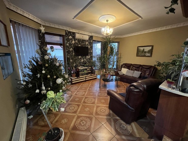 Csal�di h�z �zlethelyis�ggel elad�