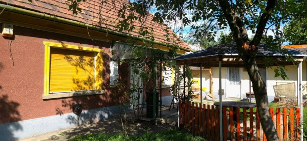 Csal�di h�zas k�rnyezetben h�zr�sz elad� gar�zs, t�rol�k, kert