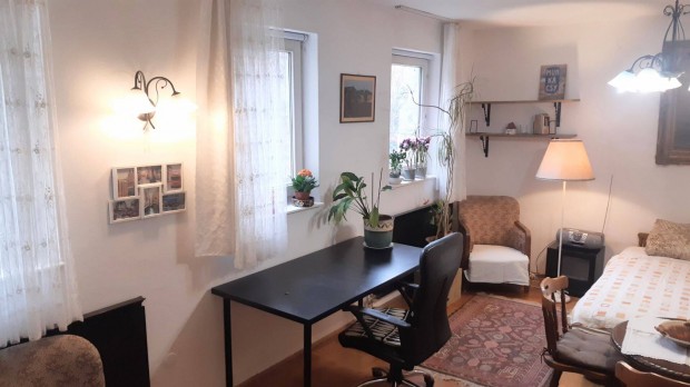 Családi házban, közel, biztonságos, 40 m2 lakás kiadó