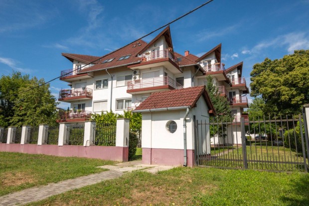 Csal�di otthon a R�mai-parton,z�rt lak�parkban