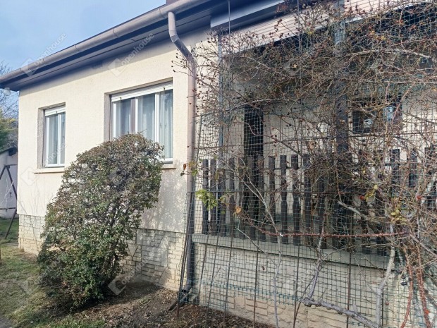 Csal�dih�z, mell�k�p�letekkel elad� Si�fok - Kilitin