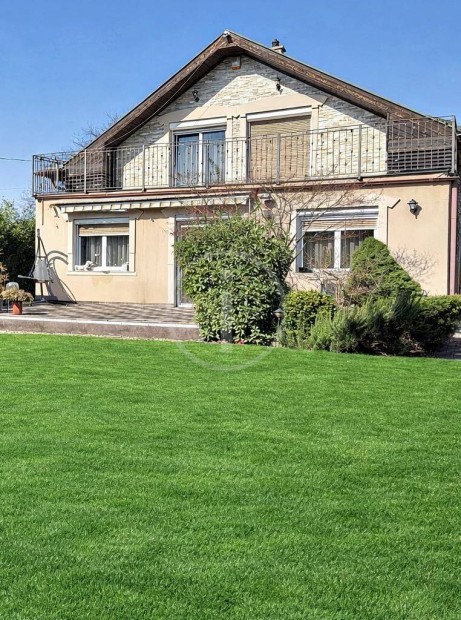 Csal�doknak kis�llatoknak ide�lis m�ret� kerttel csal�di h�z elad�!