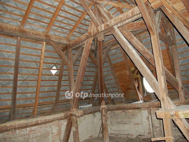 Cs�nyi 800 nm-es h�z elad�