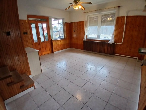 Csap�kert k�zpontj�ban csal�di h�z elad�