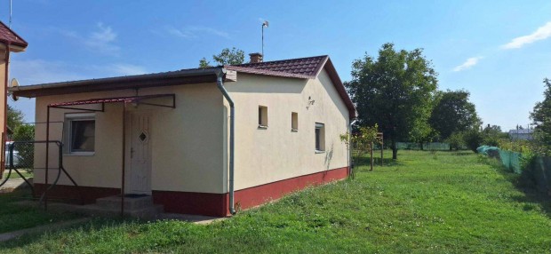 Cs�rda utca k�zel�ben 60 nm-es fel�j�tott h�z elad�!