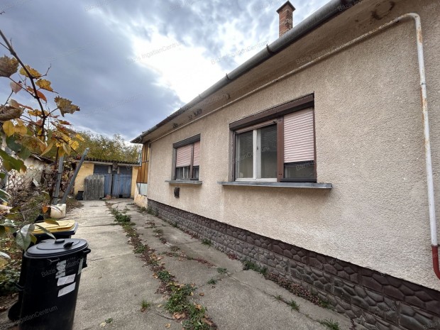 Cs�talja k�zpontj�ban elad� egy 86 nm -es fel�j�tand� csal�di h�z