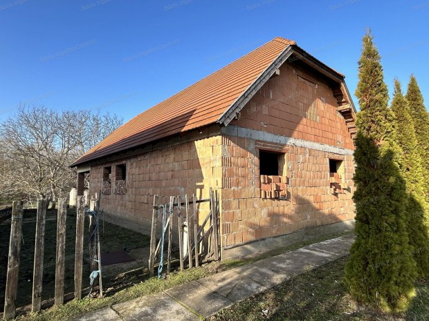 Cs�talj�n elad� egy szerkezetk�sz, 90 nm-es csal�di h�z