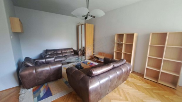 Csat�rk�n�l kiad� egy berendezett 2+1 szob�s, magasf�ldszinti lak�s