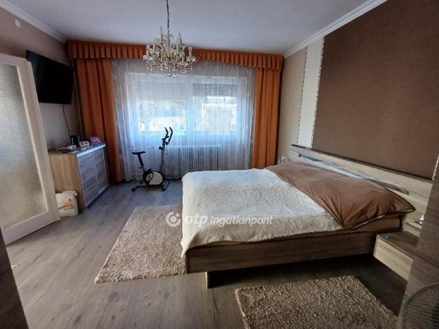 Cs�voly - k�zponti r�szen kiv�l� �llapot� csal�di h�z elad�!