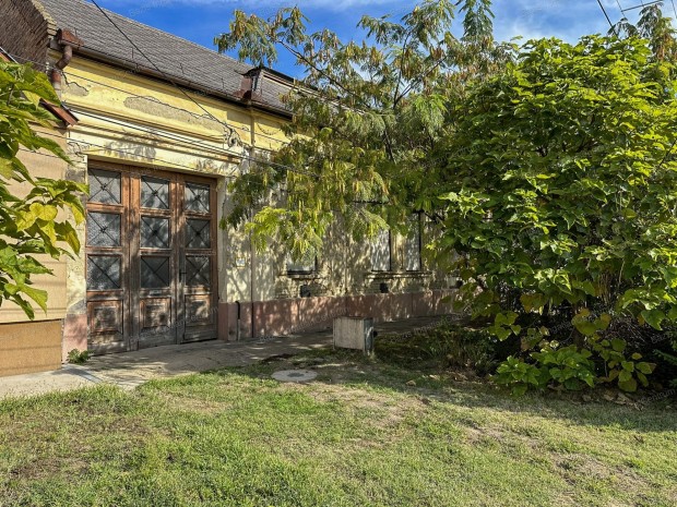 Cs�voly k�zpontj�ban, fel�j�tand�, 274 nm-es csal�di h�z elad�