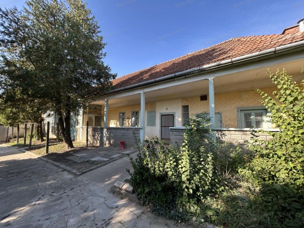 Cs�voly k�zpontj�ban sv�b paraszth�z t�pus� ingatlan elad�