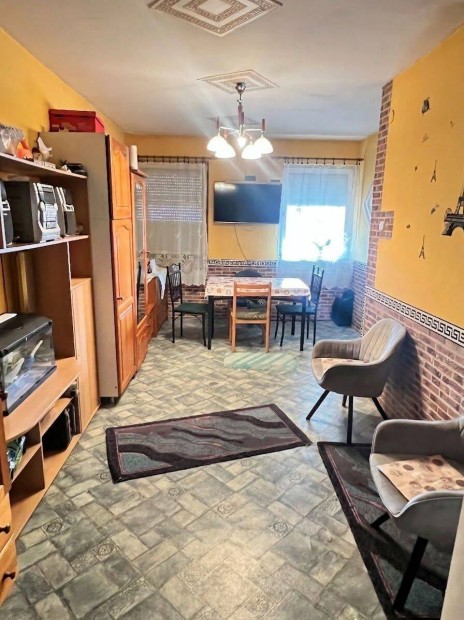 Csem� k�zpontj�hoz k�zel 3 szob�s h�z elad�