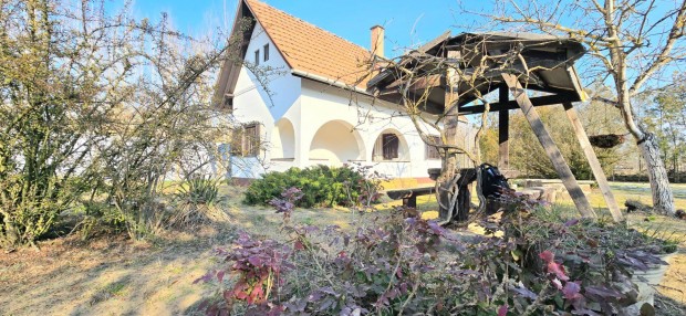 Csem�n, az erd� k�zvetlen k�zel�ben egy 57 nm-es ingatlan Elad�!