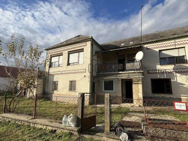 Csend, t�r �s term�szet Barany�ban  k�t szintes csal�di h�z elad� B�k