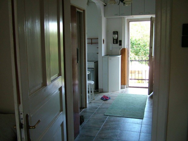 Csendes 4lak�sos h�z emelet�n kertre n�z�