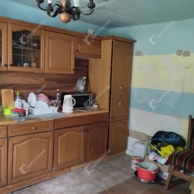 Csendes  kis faluban csal�di h�z elad�!