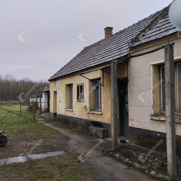 Csendes  kis faluban csal�di h�z elad�!