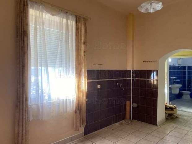 Csendes, nyugodt k�rnyezet�ben, a 6 lak�sos t�rsash�z 1. emelet�n