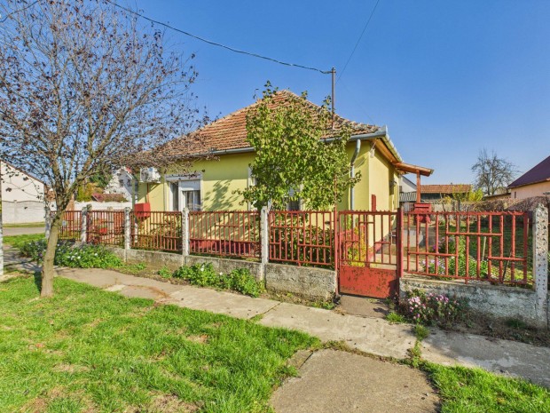 Csendes, saroktelken fekv� csal�di h�z Ebesen kiv�l� alap fel�j�t�sr