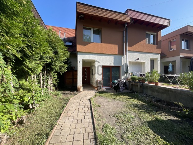 Csendes helyen, kellemes k�rnyezetben elad� sorh�zi lak�s!