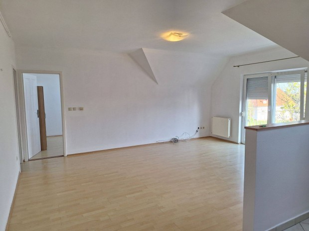 Csendes helyen fekv� t�rsash�zi lak�s Balatonf�reden elad�!