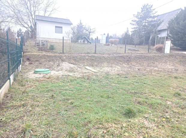 Csendes helyen l�v� kis telek Akarattyapuszt�n