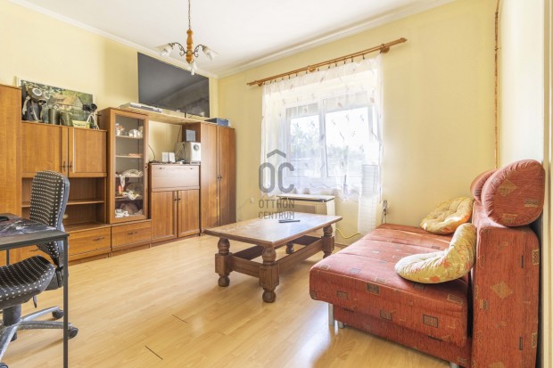 Csendes helyen sorh�zi lak�s saj�t kertr�sszel elad�!