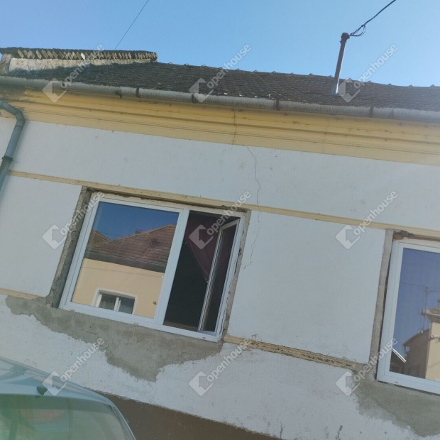 Csendes kis faluban csal�di h�z elad�