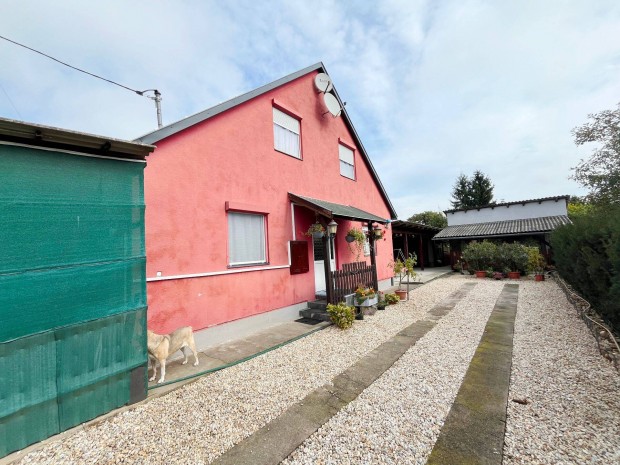 Csendes k�rnyezetben h�z elad�!