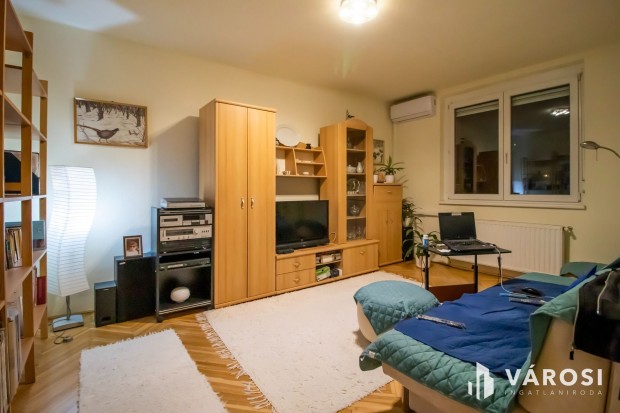 Csendes lak�s a vas�thoz k�zel