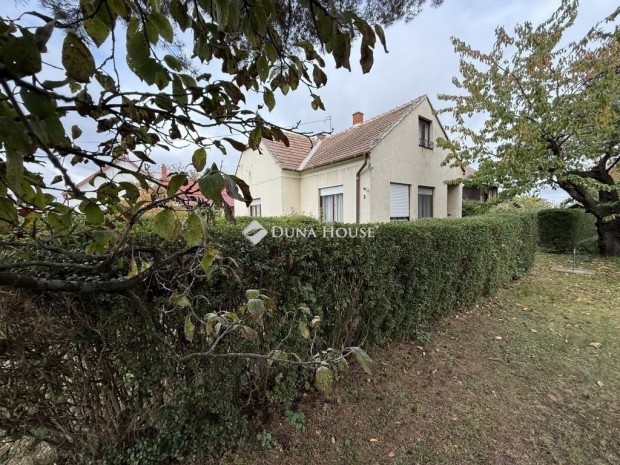 Csendes mell�kutc�ban k�tszintes h�z, Rum